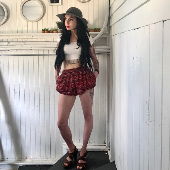 Forever 21 Pants - High rise elastic waist patterned short shorts